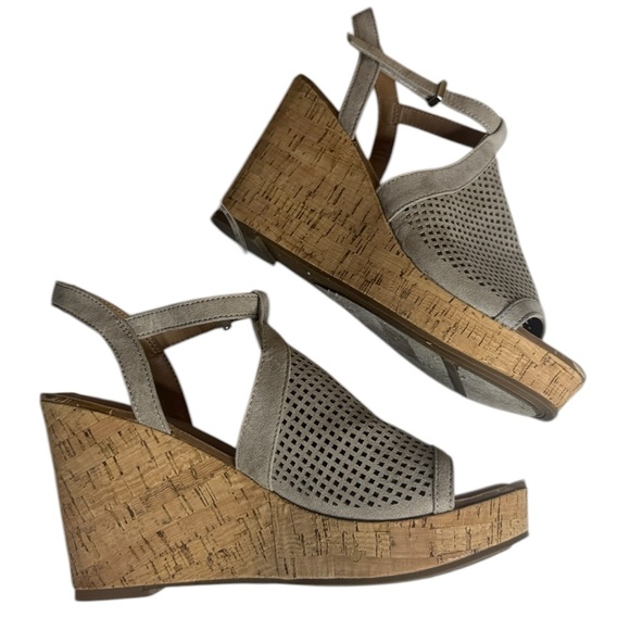 Franco Sarto Women's Canyon Taupe Synthetic Wedge Sandals - Picture 3 of 10